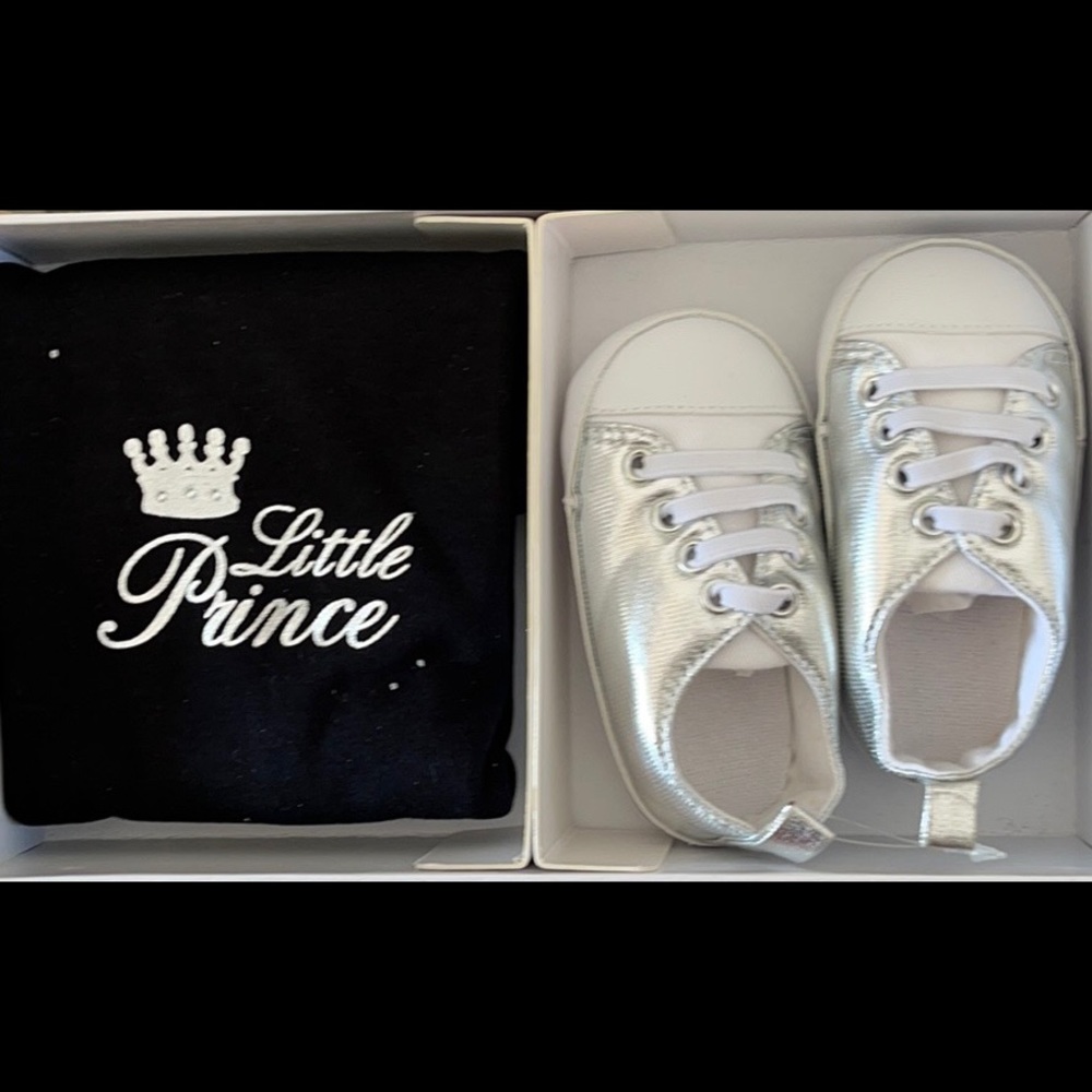 Baby t-shirt and booties